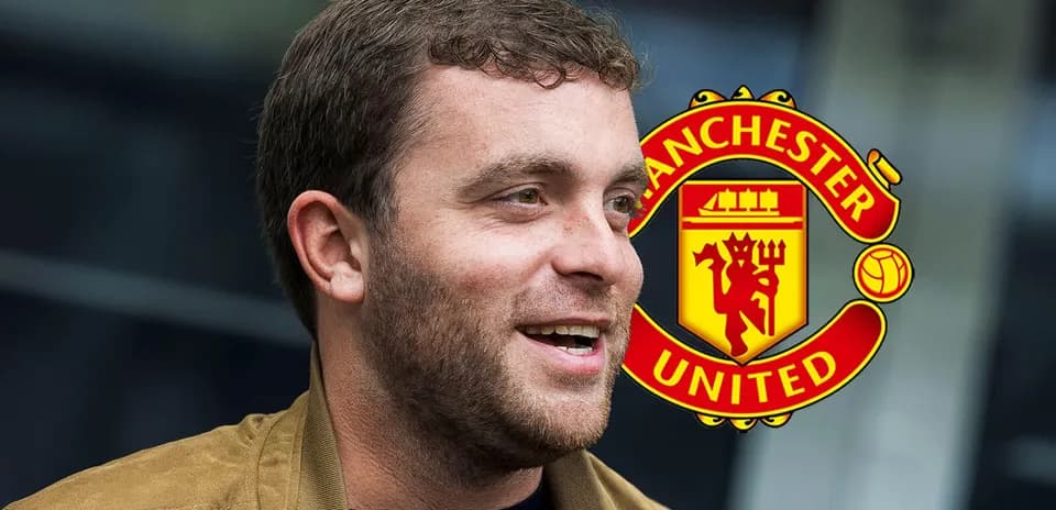 Hombre sonriendo con logo de Manchester United de fondo