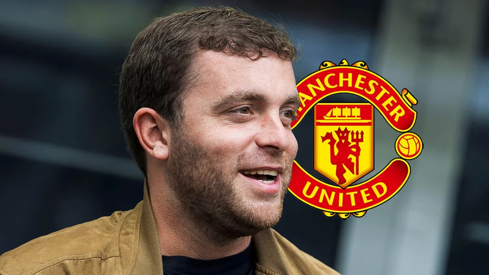 Hombre sonriendo con logo de Manchester United de fondo
