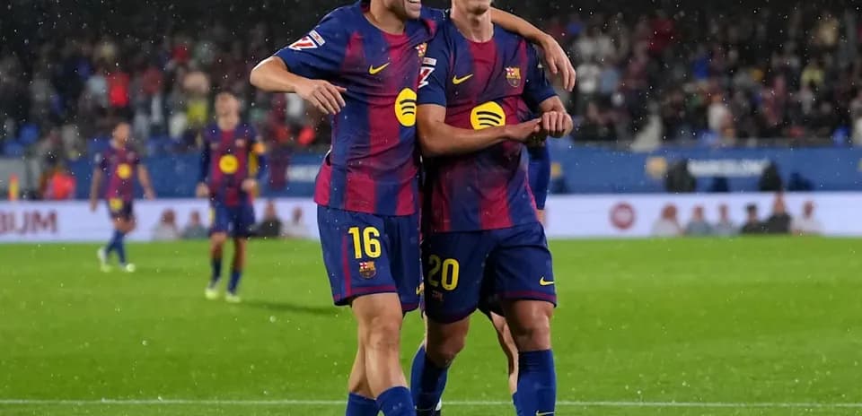 Jugadores del Barcelona celebrando en el campo de juego
