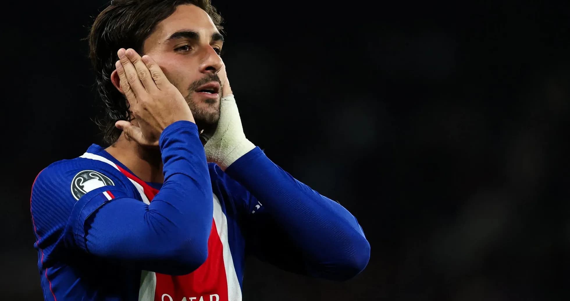 Jugador con camiseta de Francia tocándose la cara