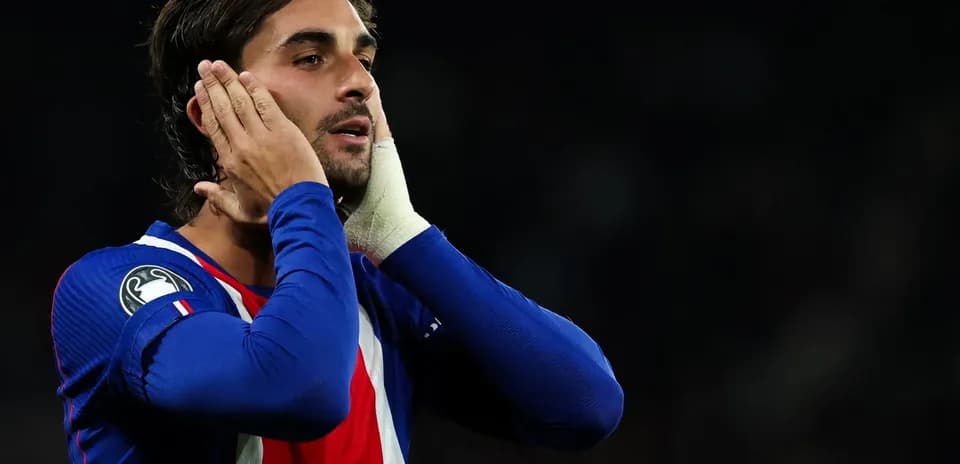 Jugador con camiseta de Francia tocándose la cara