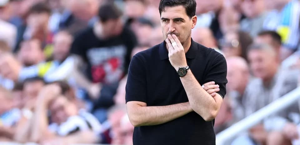 Entrenador observando el partido desde la banda
