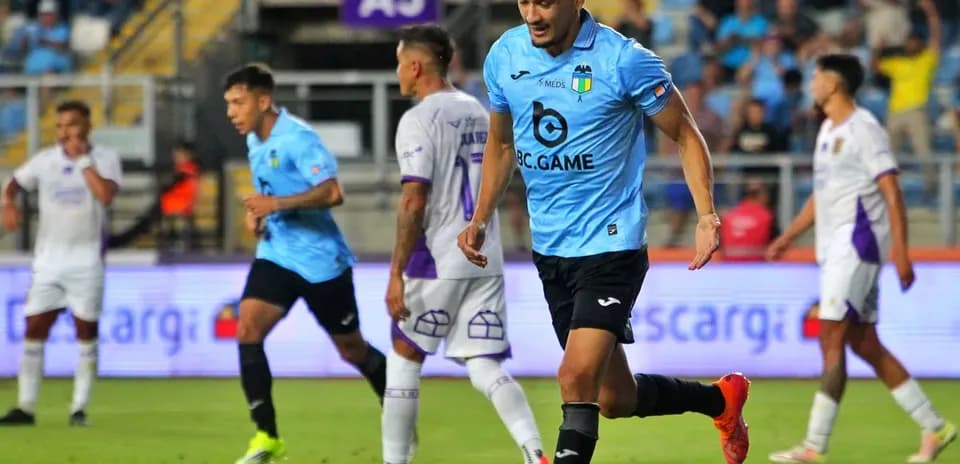 Jugador de O'Higgins celebrando un gol