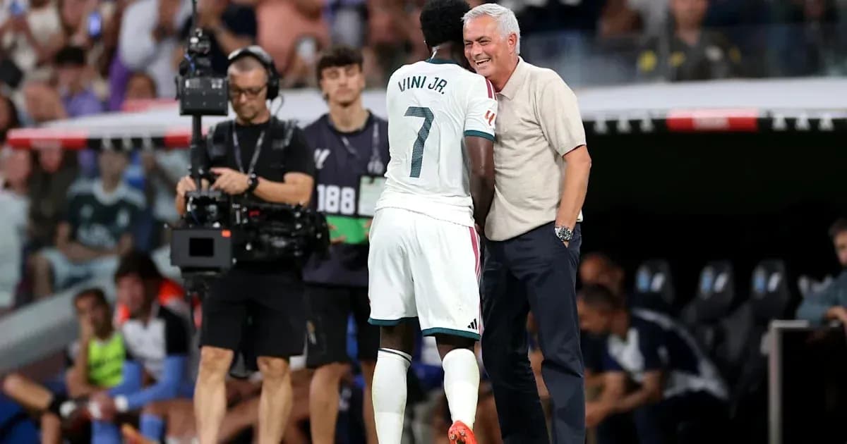 Vini Jr. conversando con el entrenador en la banda