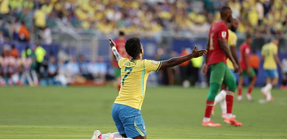 Jugador brasileño celebrando en el campo