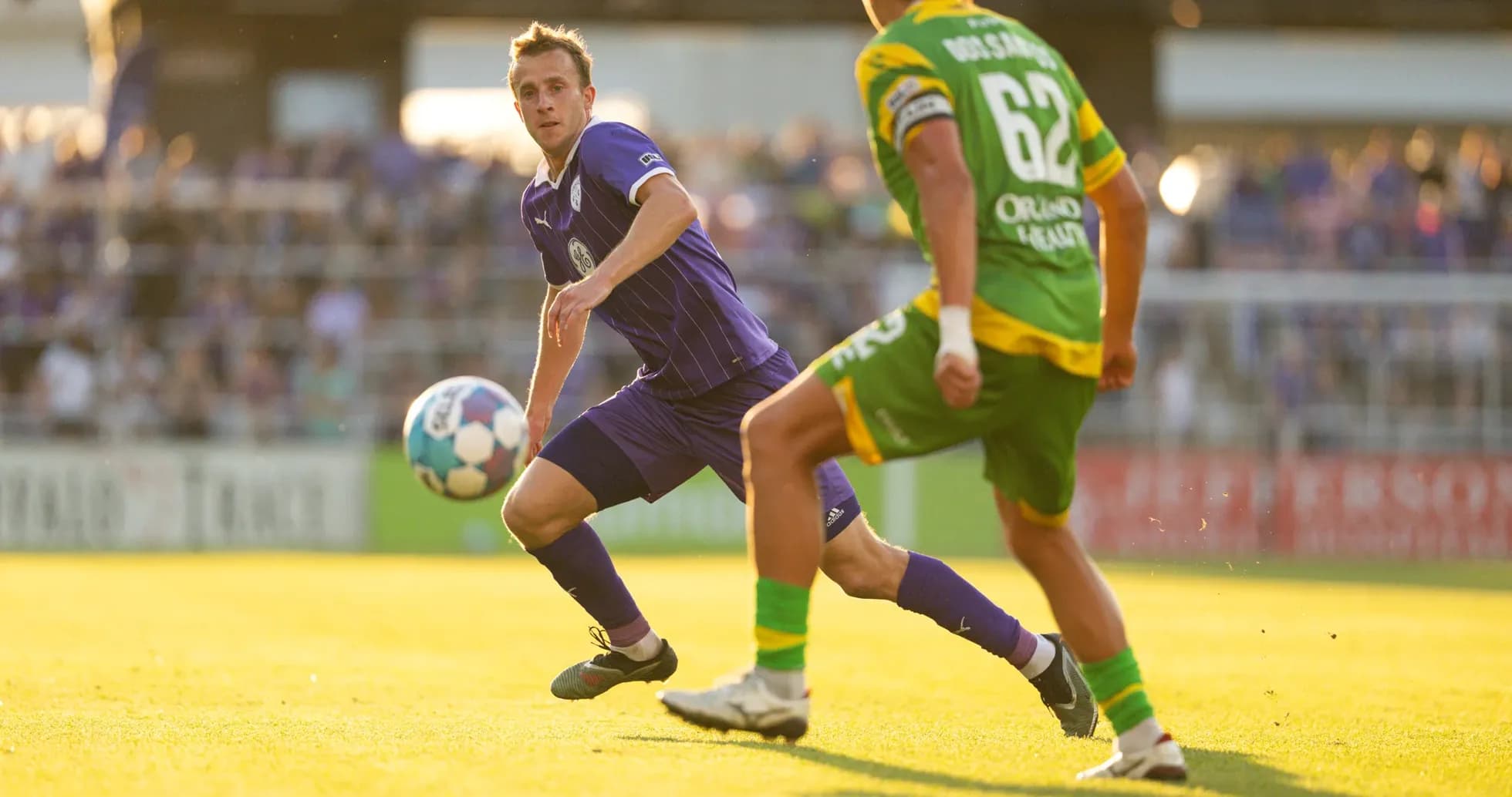 Jugador de Louisville City pasa el balón