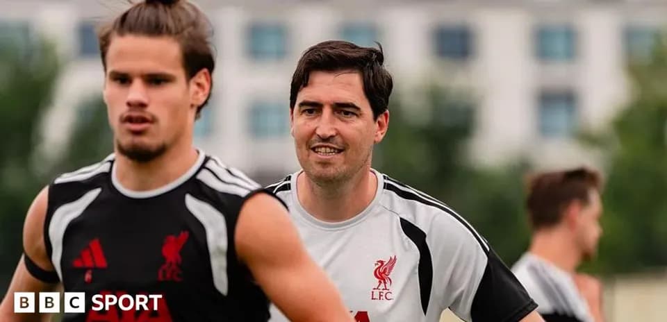 Jugadores entrenando en el campo de Liverpool