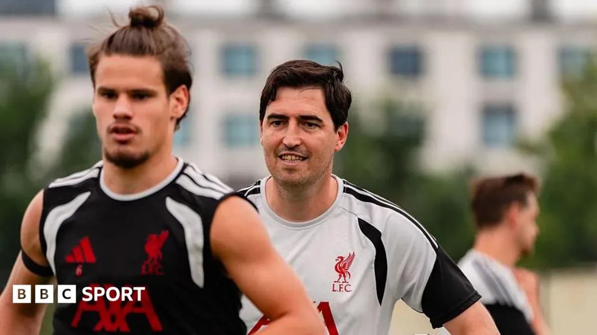 Jugadores entrenando en el campo de Liverpool
