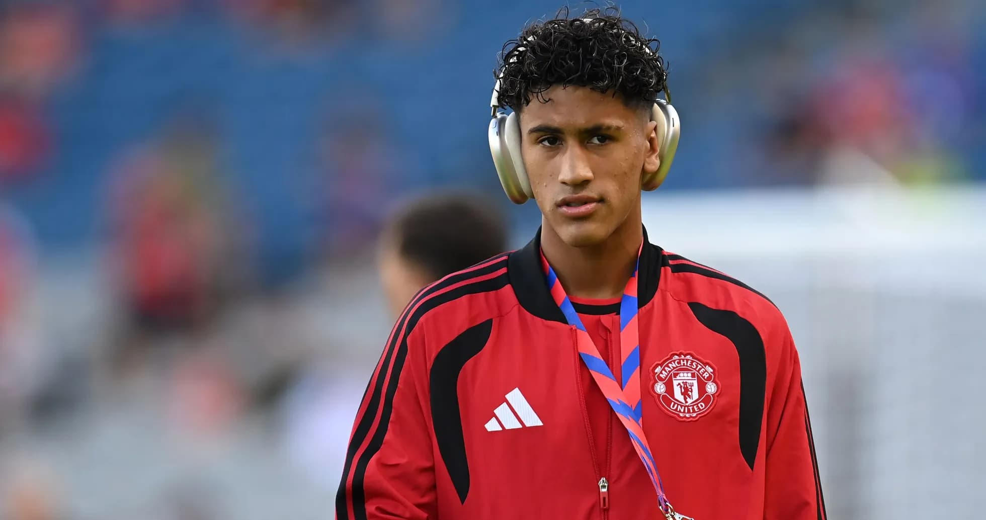 Jugador de Manchester United con auriculares en el campo