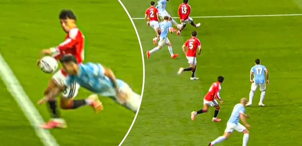 Jugador de equipo rojo interceptando balón en la línea