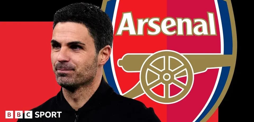 Mikel Arteta frente al escudo del Arsenal