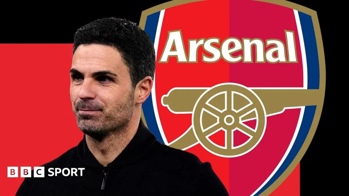 Mikel Arteta frente al escudo del Arsenal