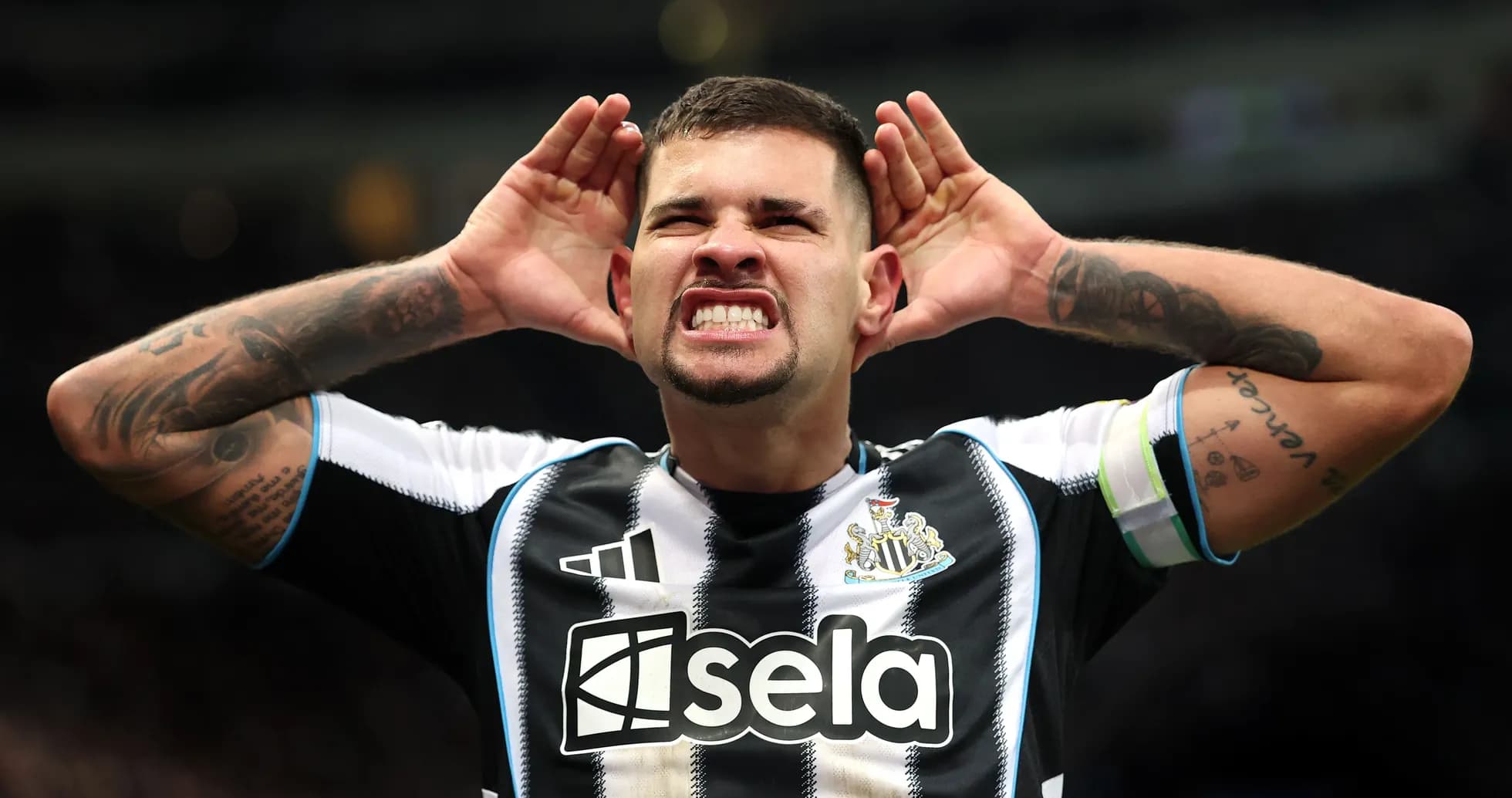 Jugador del Newcastle haciendo gesto a la afición