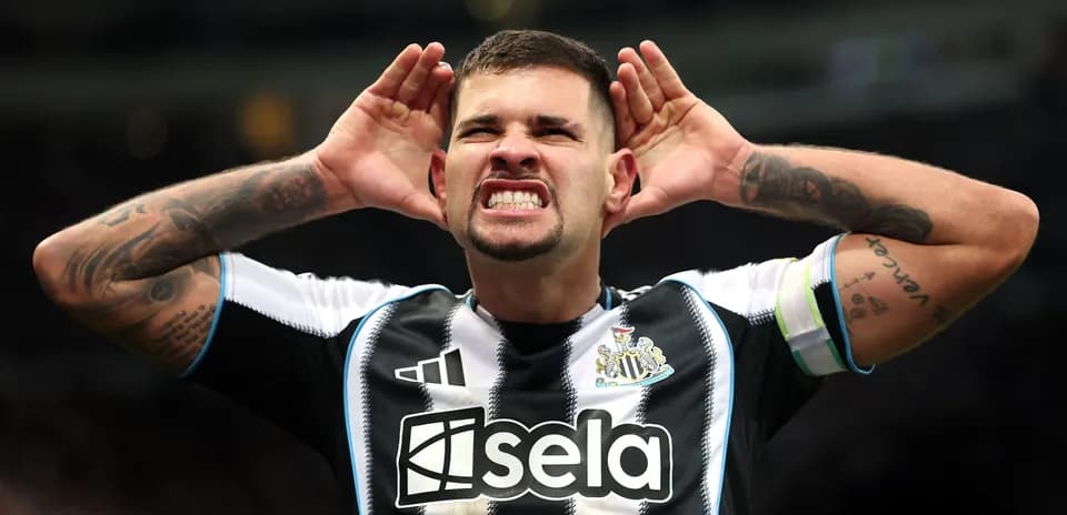 Jugador del Newcastle haciendo gesto a la afición