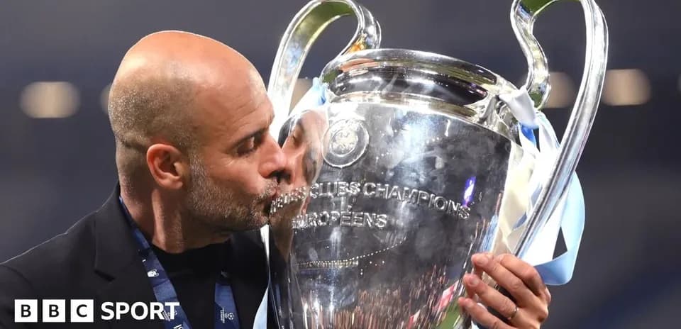 Entrenador besando la UEFA Champions League Trophy