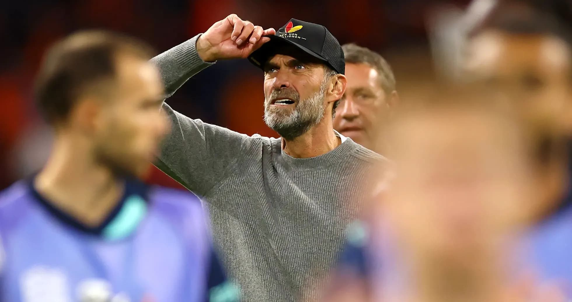 Entrenador gesticulando durante el partido
