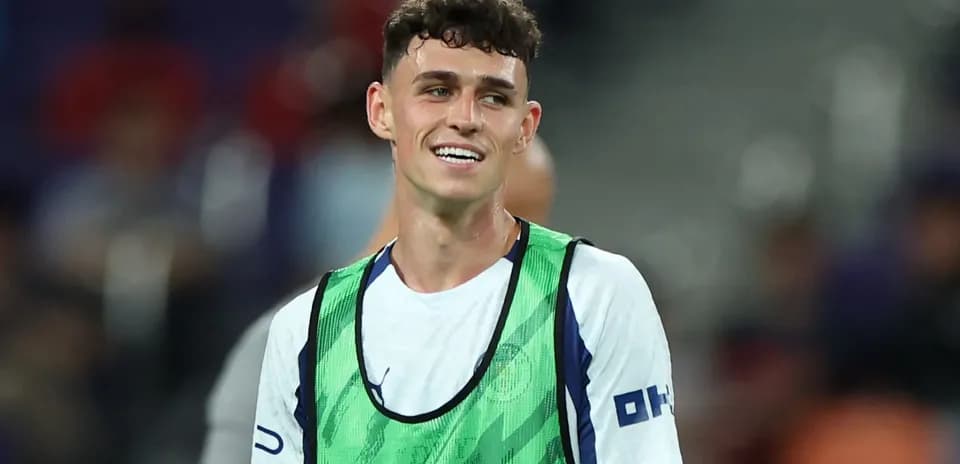 Jugador con pechera sonriente en el campo