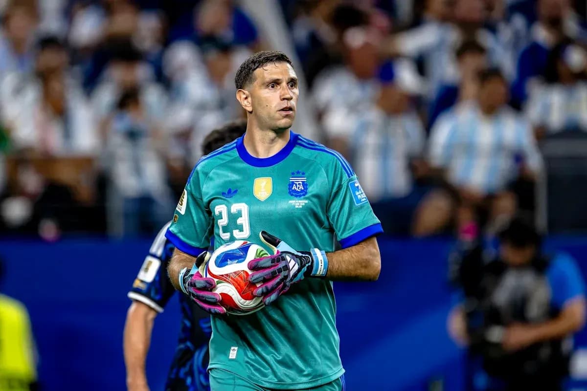 Portero sosteniendo el balón durante el partido