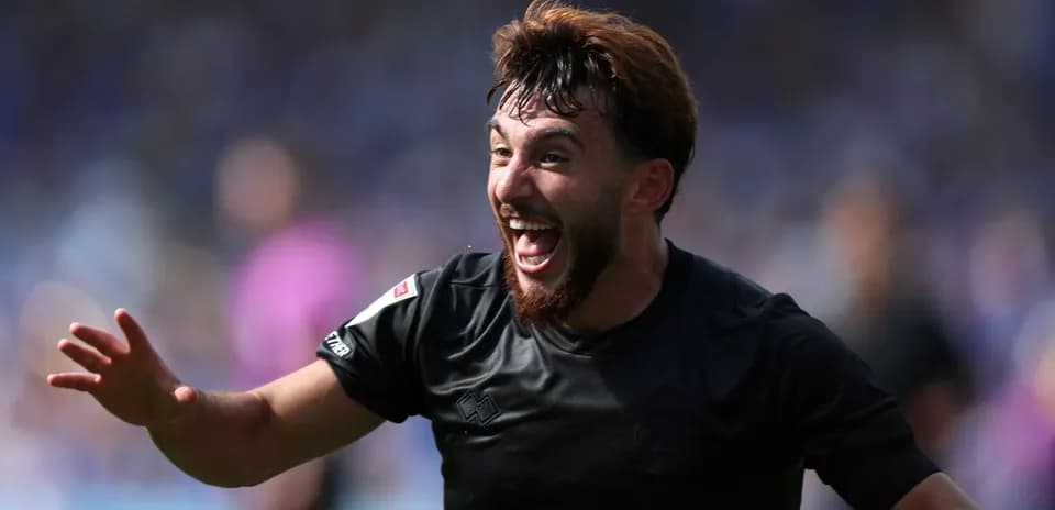 Jugador celebrando un gol durante el partido