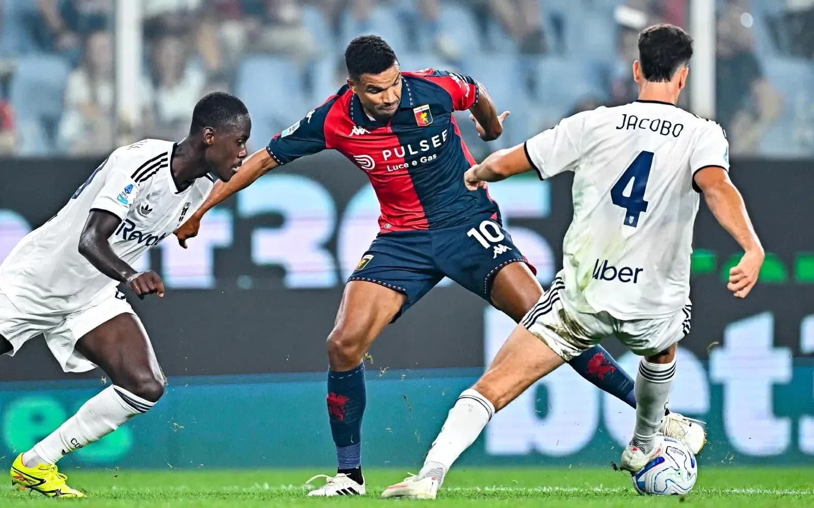 Acción de juego entre Genoa y Como