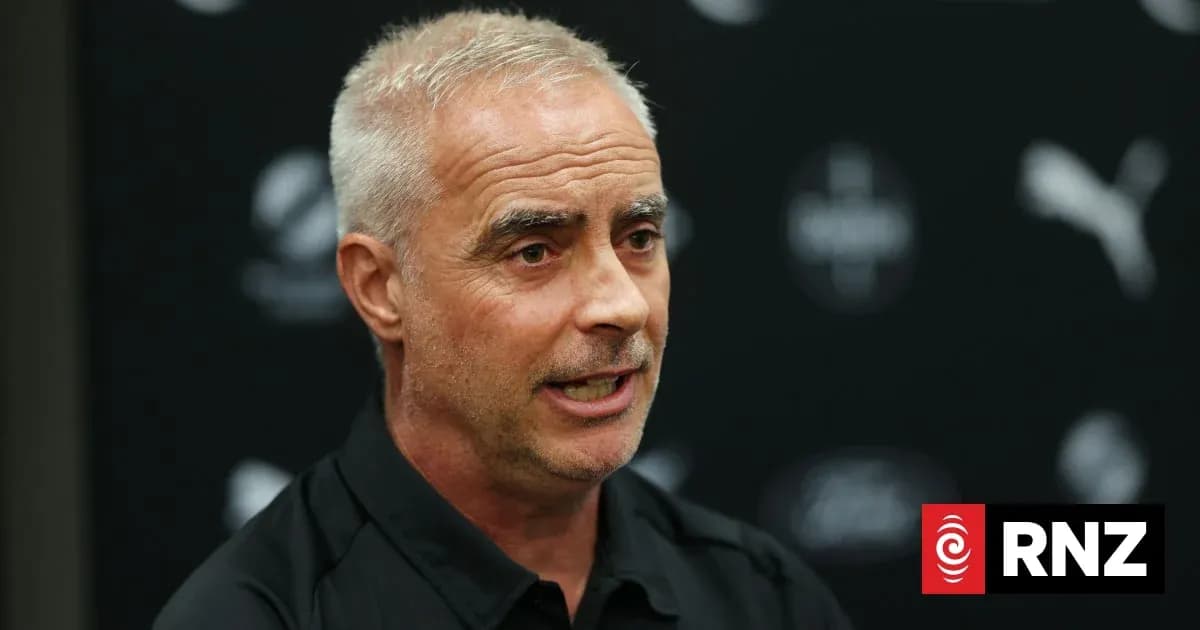 Entrenador hablando en conferencia de prensa