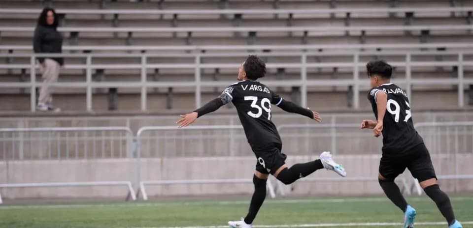 Jugador celebrando un gol en el partido