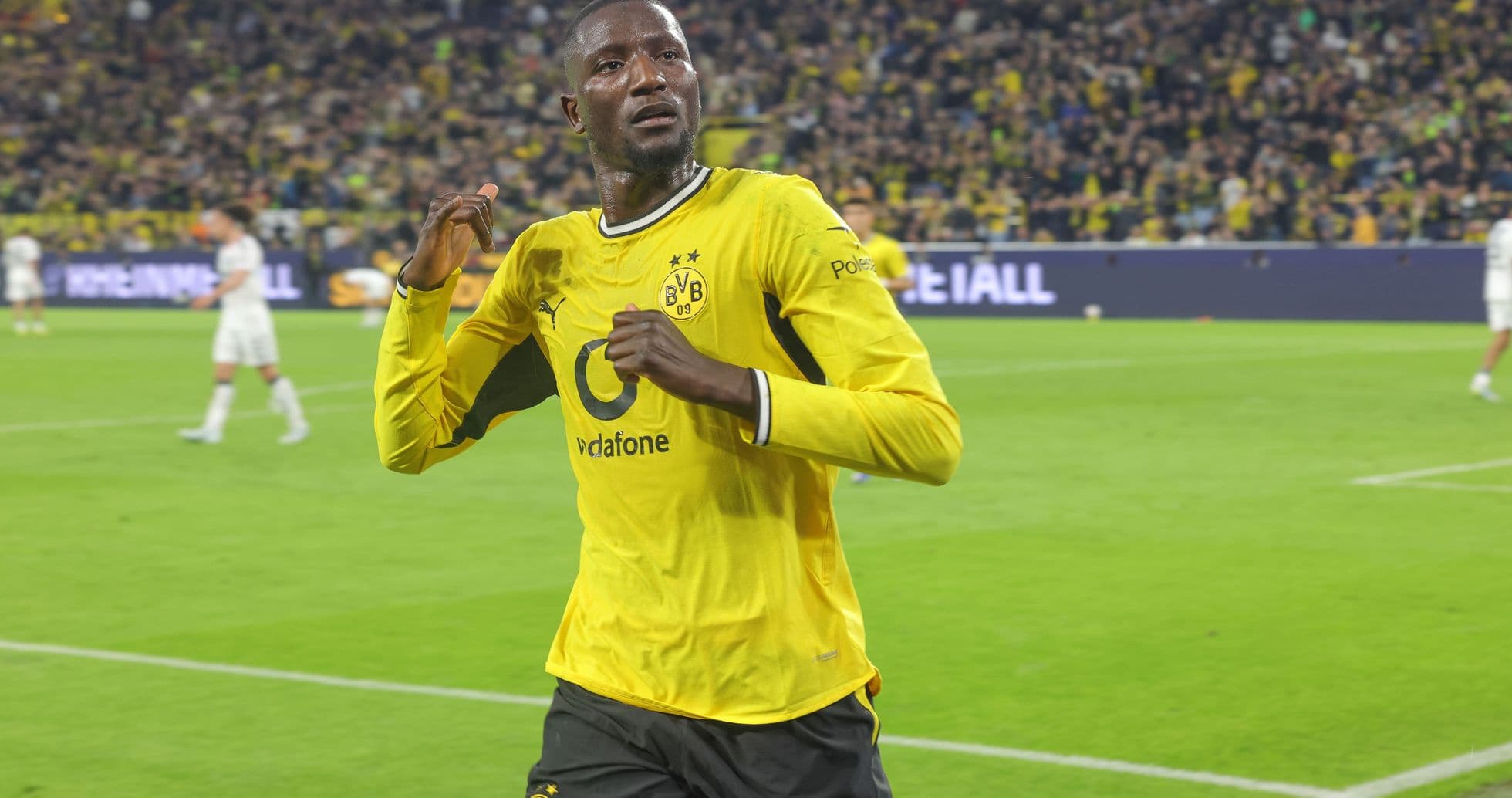 Jugador de Borussia Dortmund celebrando un gol en el estadio