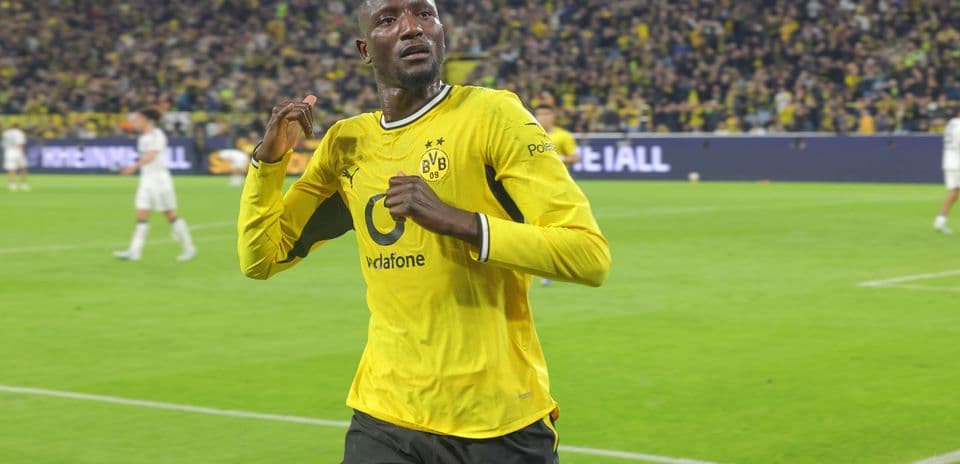 Jugador de Borussia Dortmund celebrando un gol en el estadio