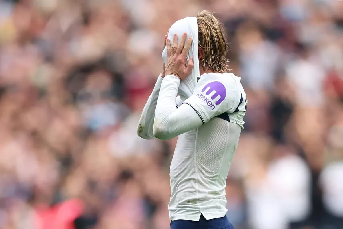 Jugador cubriéndose la cabeza con la camiseta