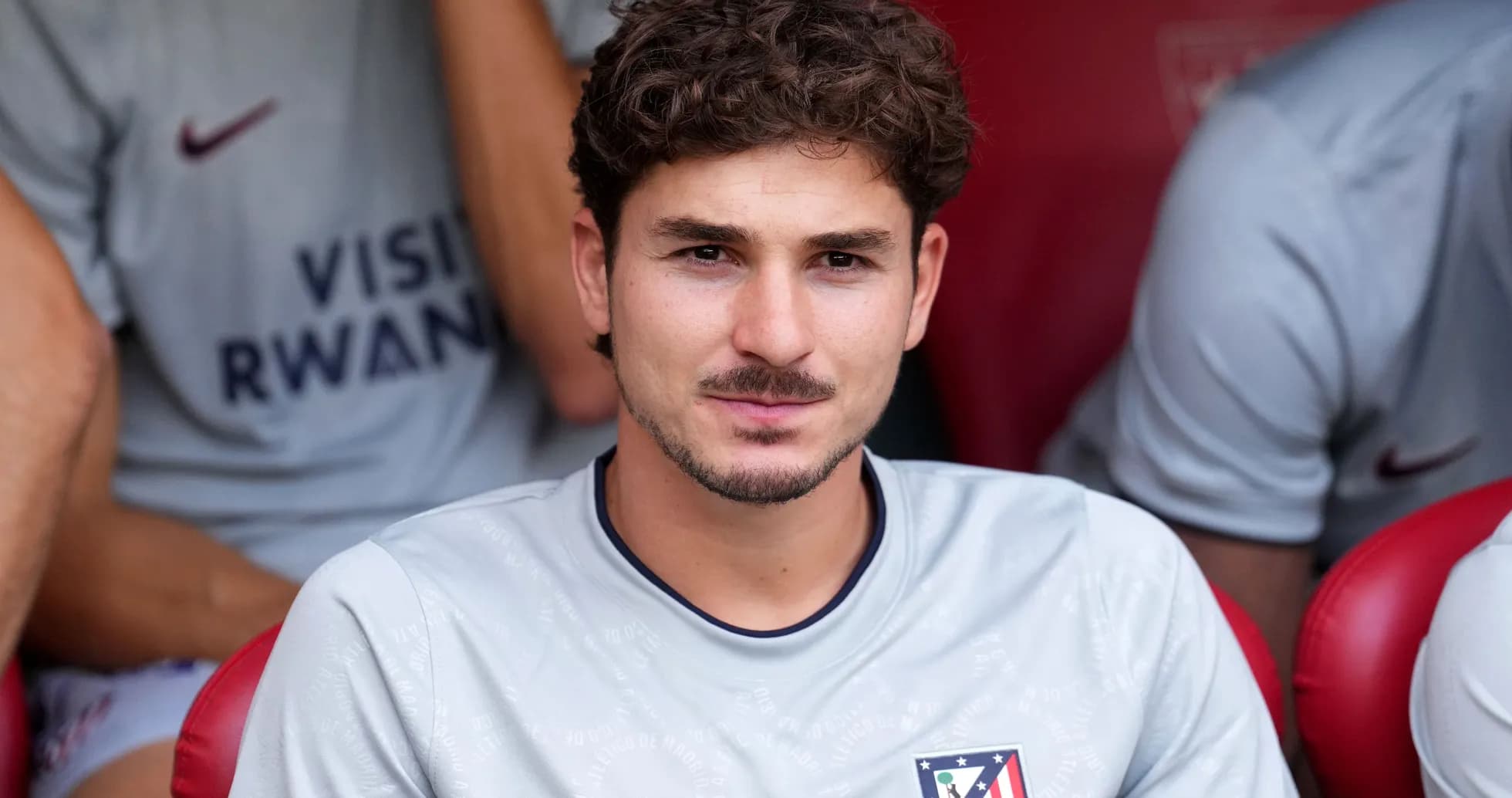 Jugador sentado en el banco de suplentes