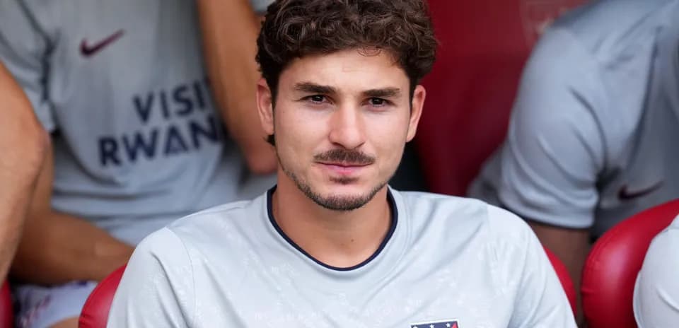 Jugador sentado en el banco de suplentes