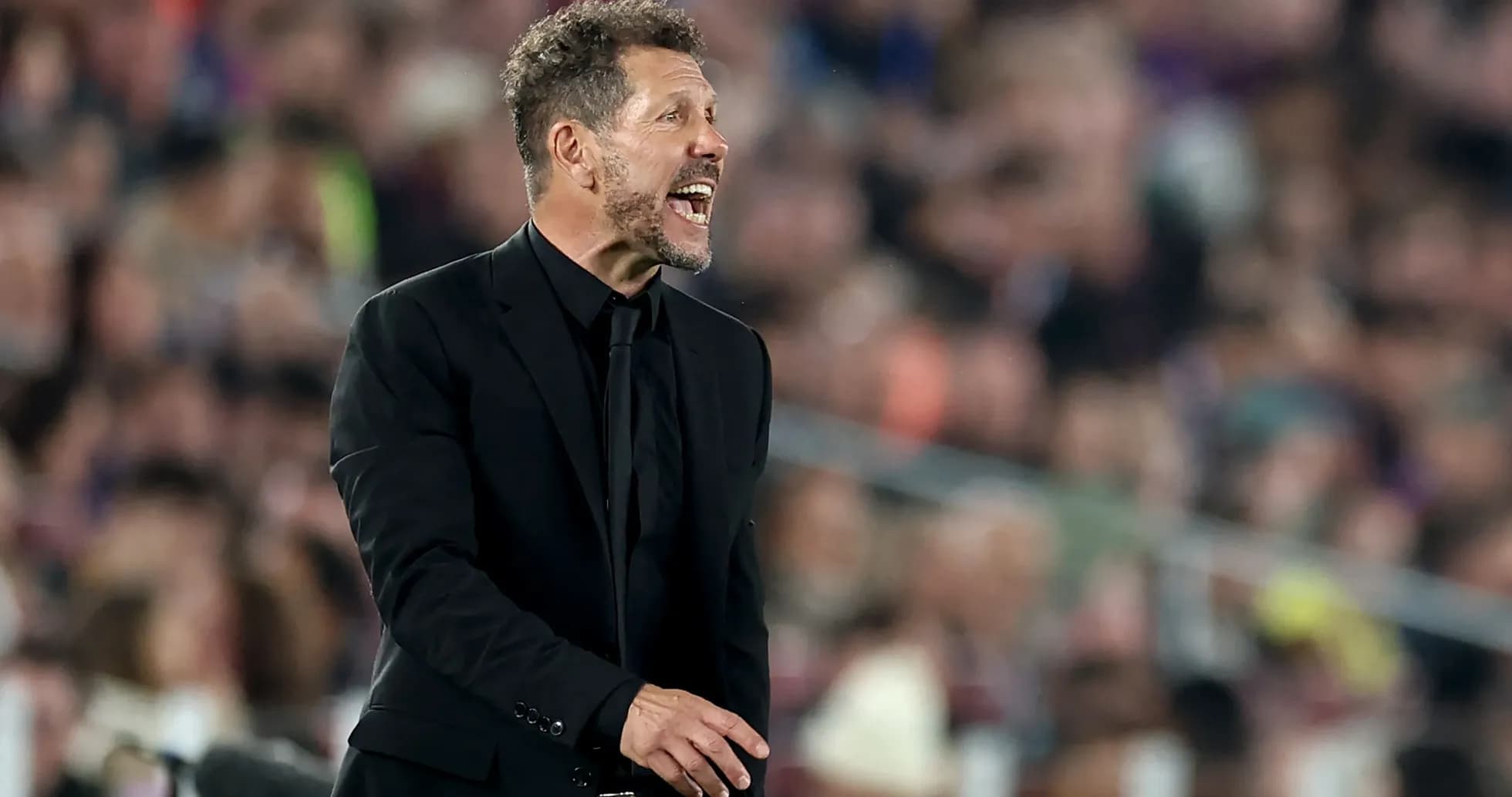 Entrenador dirigiendo al equipo desde la banda