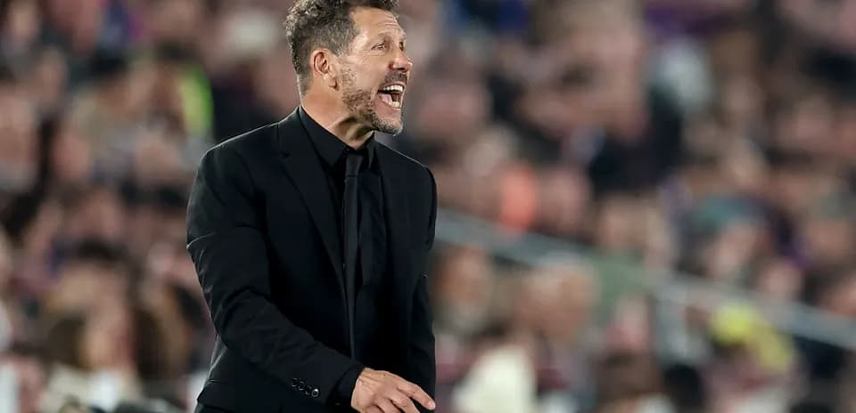Entrenador dirigiendo al equipo desde la banda