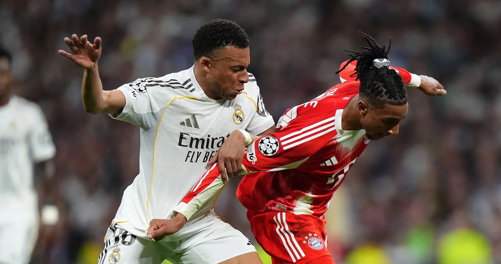 Jugadores de Real Madrid y Bayern luchando por el balón