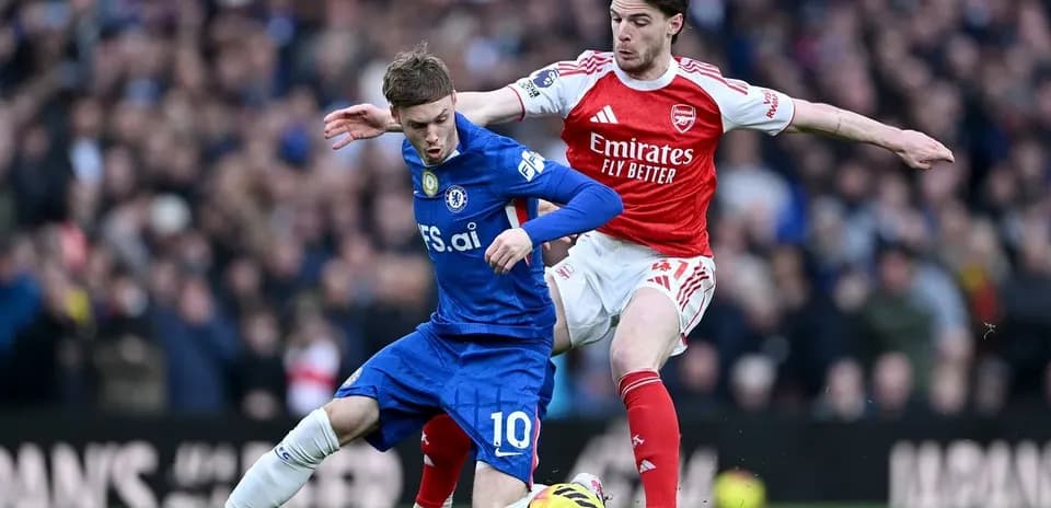 Jugador de Chelsea compitiendo con jugador de Arsenal