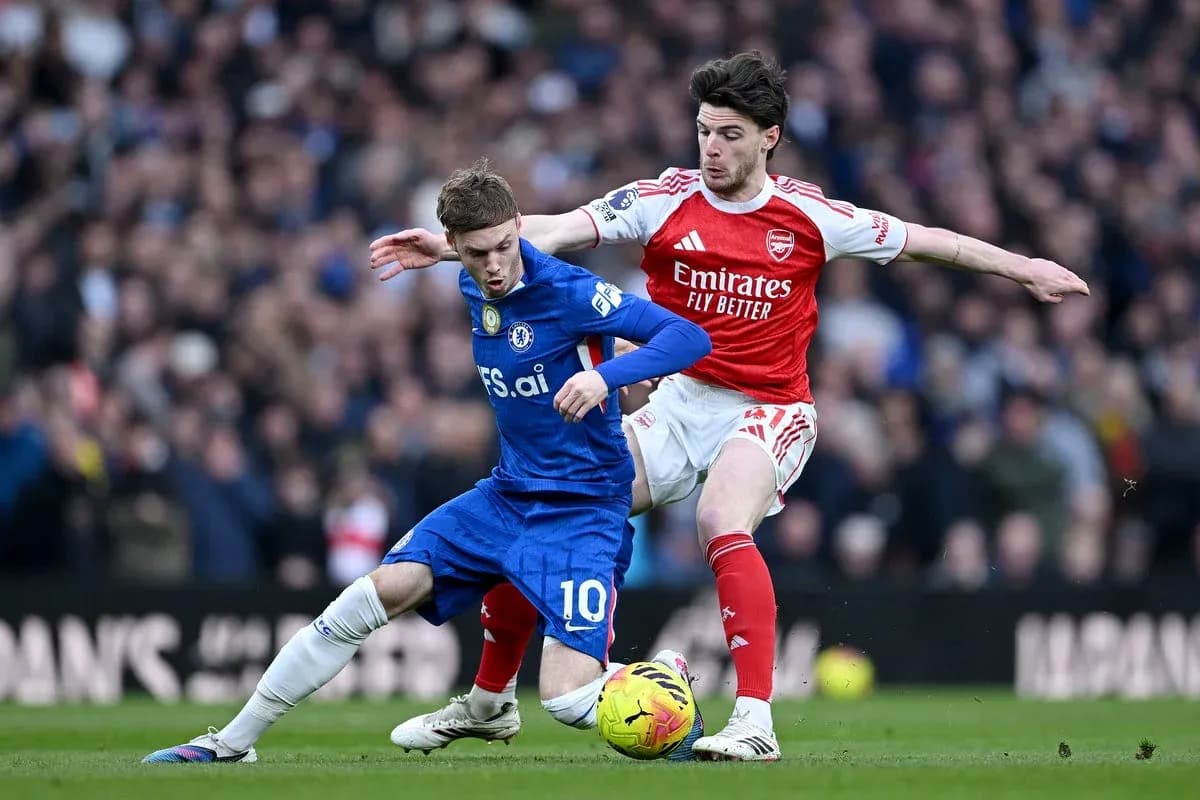 Jugador de Chelsea compitiendo con jugador de Arsenal