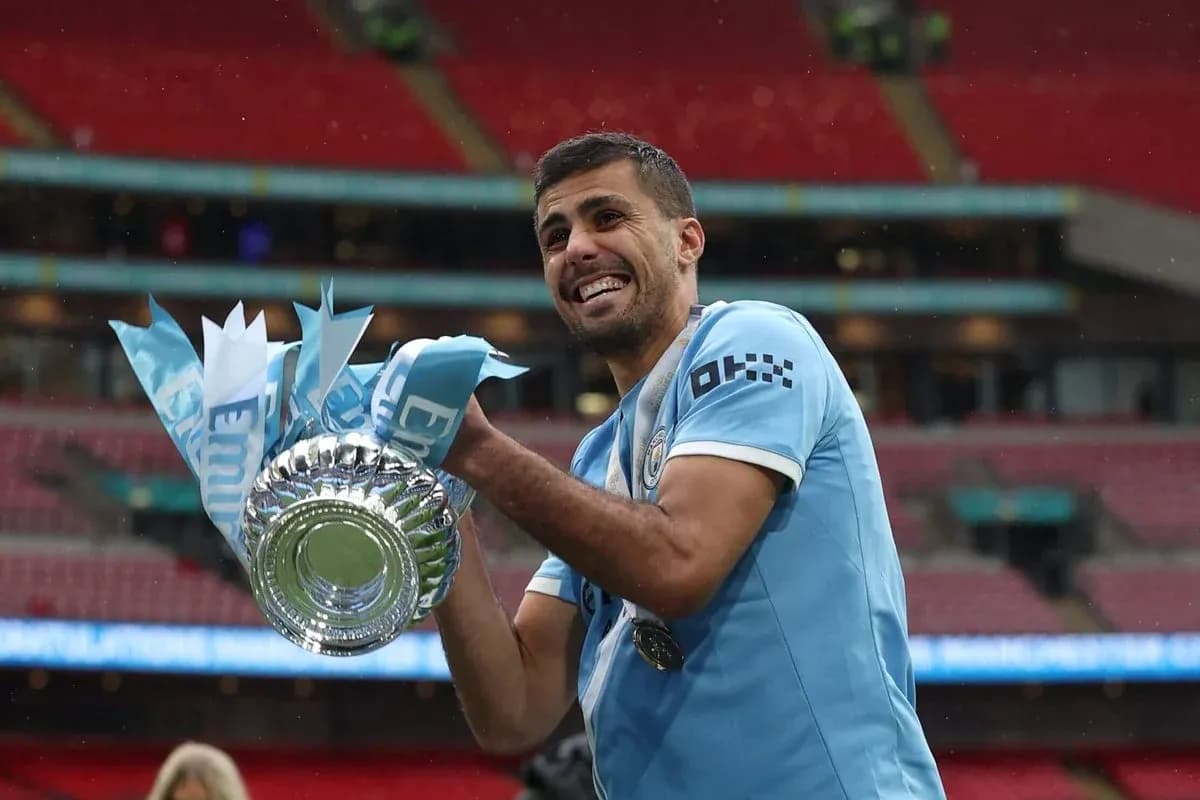 Jugador levantando trofeo en Wembley tras victoria