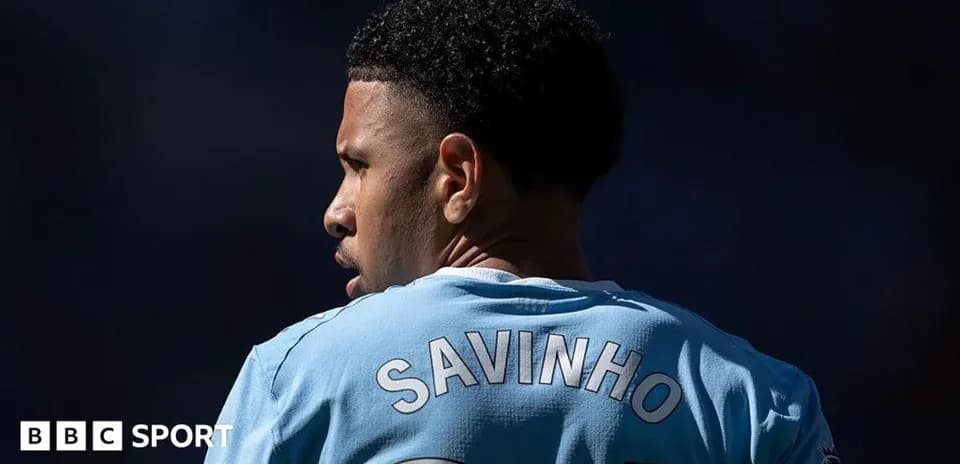 Jugador con camiseta azul y nombre Savinho en la espalda