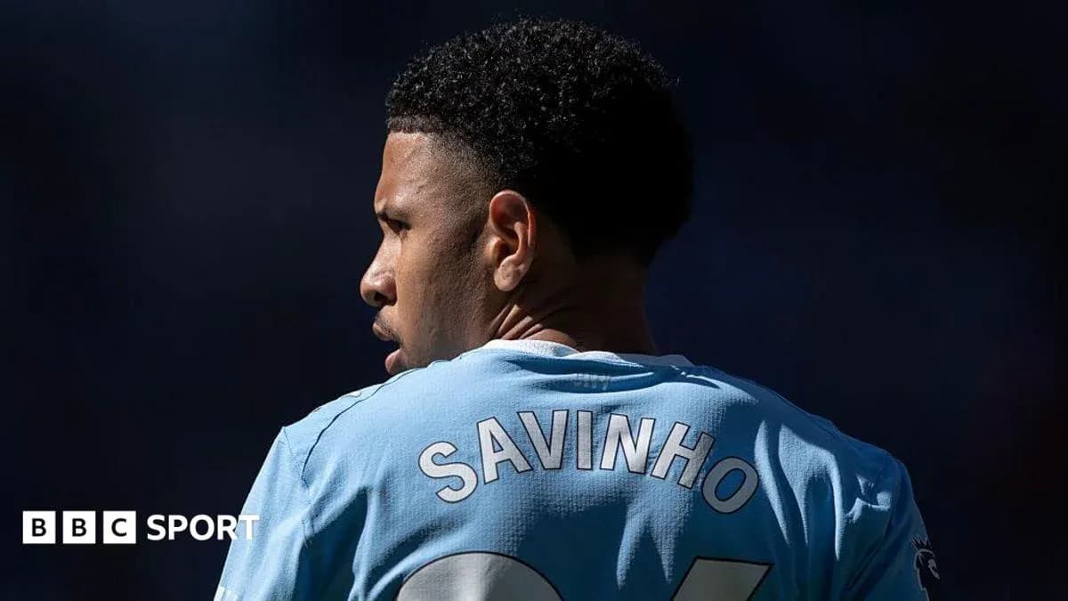 Jugador con camiseta azul y nombre Savinho en la espalda
