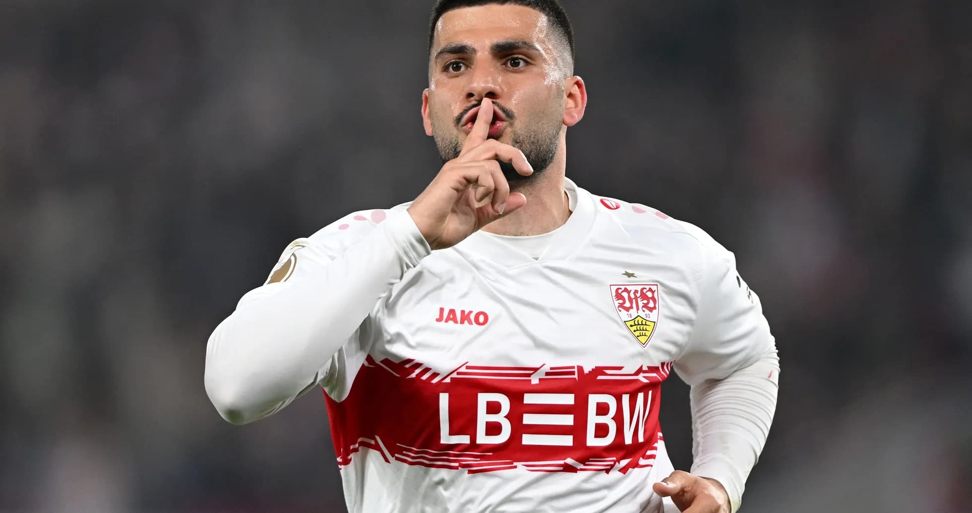 Jugador de Stuttgart haciendo gesto de silencio tras gol