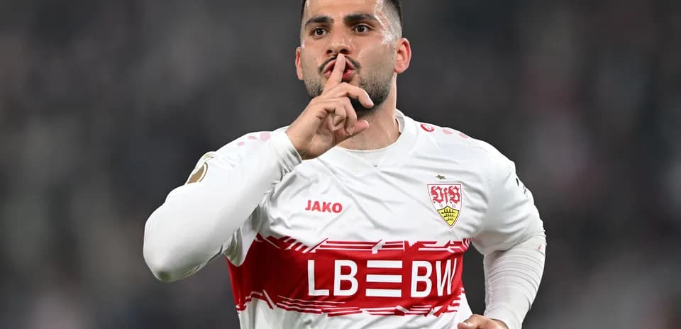 Jugador de Stuttgart haciendo gesto de silencio tras gol