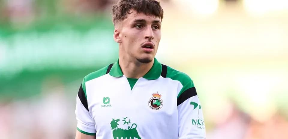 Jugador de Racing Santander en el campo de juego