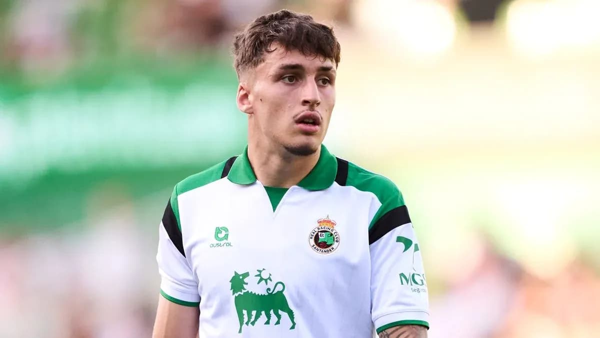 Jugador de Racing Santander en el campo de juego