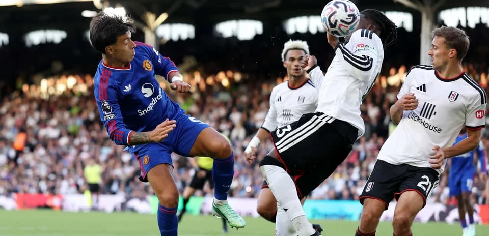 Jugadores de Fulham y Manchester United en acción