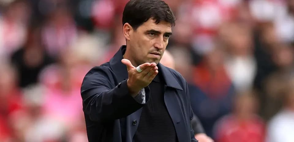 Entrenador gesticulando durante el partido
