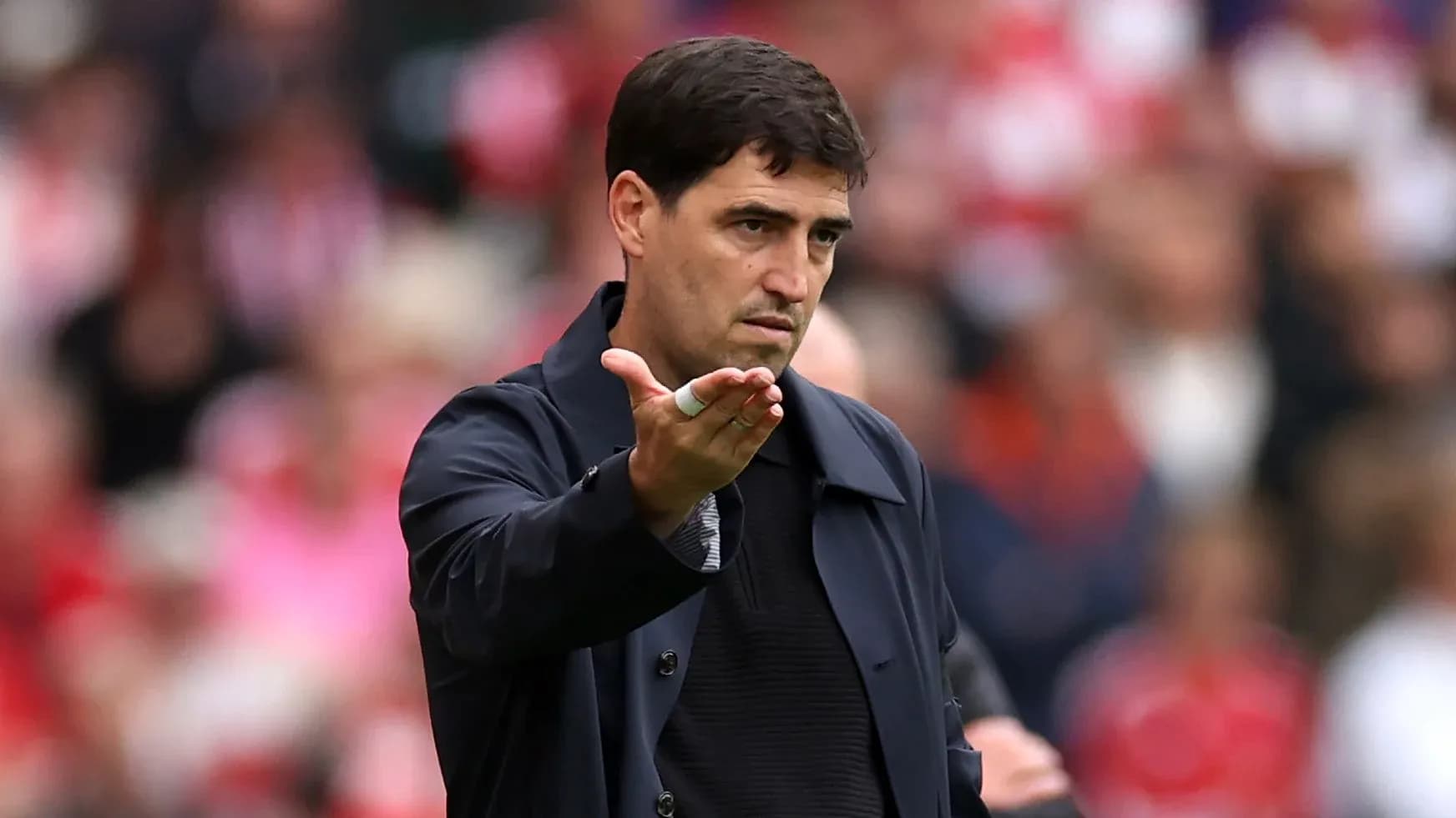 Entrenador gesticulando durante el partido