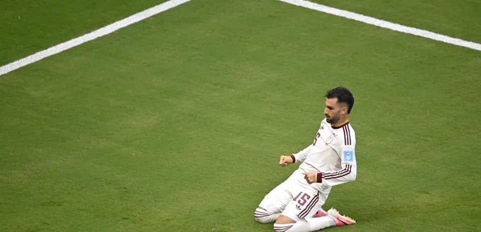 Jugador celebrando un gol en el campo de fútbol