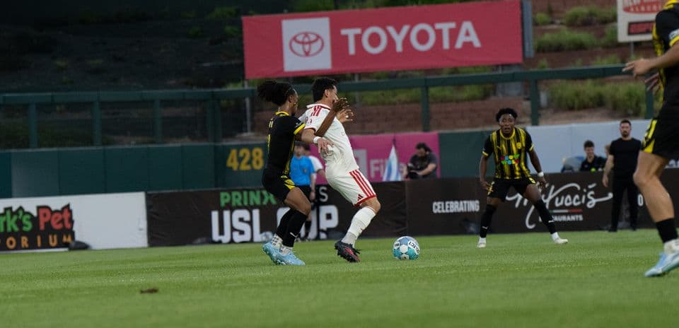 Jugador de Phoenix Rising en acción contra Louisville City