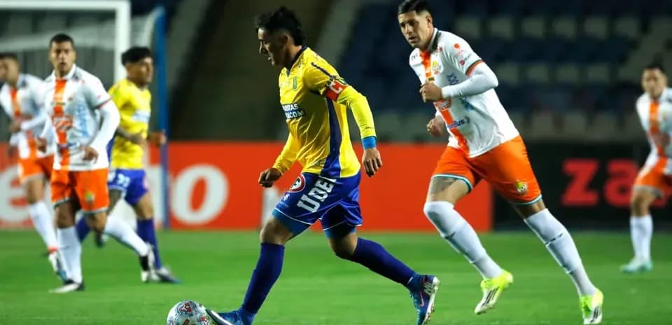 Jugadores en acción durante partido de fútbol