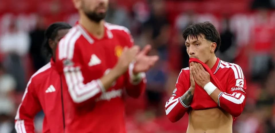 Jugadores de Manchester United aplaudiendo tras el partido